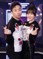 Hari Won được Trấn Thành tặng hàng hiệu và còn tự tay mang giày