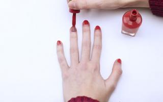 4 mẹo siêu dễ giúp sơn móng tay nhanh khô, tiết kiệm thời gian cho cô nàng bận rộn