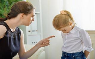 Vì sao không nên bắt con xin lỗi ngay khi làm sai?