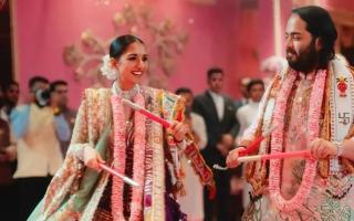 Con dâu tỷ phú giàu nhất châu Á đeo kim cương trĩu cổ trong ngày cưới