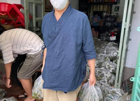 MC Đại Nghĩa bơ phờ ăn bánh giò giữa đêm khuya sau khi phát 4 tấn rau cho bà con