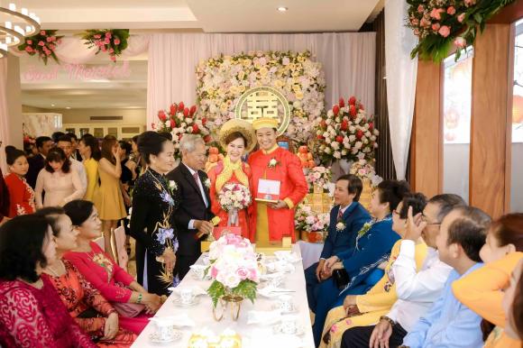 Bà xã Quý Bình chia sẻ hình ảnh hiếm hoi trong hôn lễ 1 năm trước, ngầm xác nhận đang bầu bí