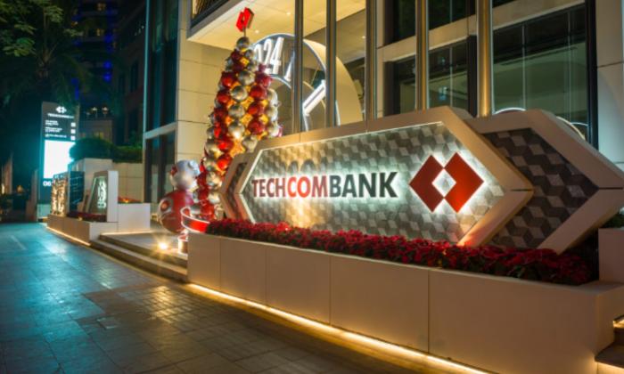  Techcombank làm sáng rực không gian với trang trí giáng sinh ấn tượng tại hai tòa nhà